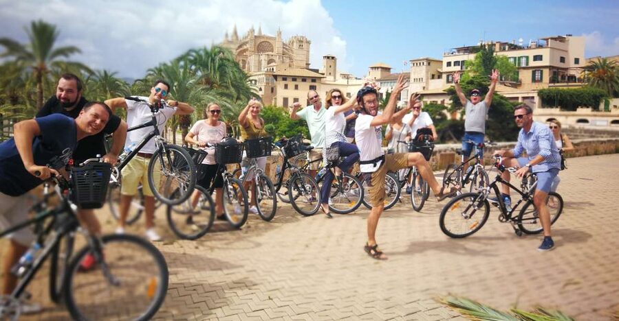 Palma de Mallorca: Guided Bicycle Tour - Parc de la Mar and the view of Palma Cathedral
