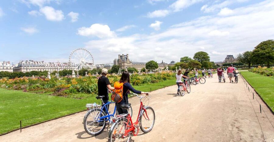 Paris Bike Tour: Eiffel Tower, Place de la Concorde & More - Families, children, and equipment