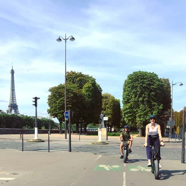 Paris: City Highlights Private Electric Bike Tour - What the guide adds to the experience
