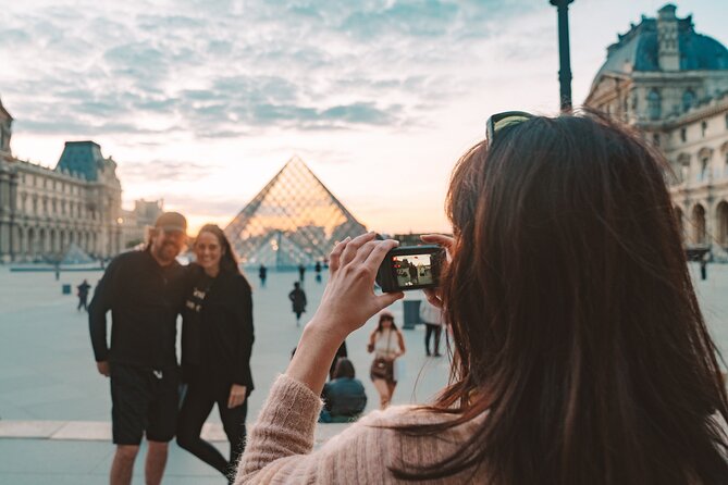 Paris Evening City of Lights Small Group Bike Tour & Boat Cruise - The café and ice cream stop