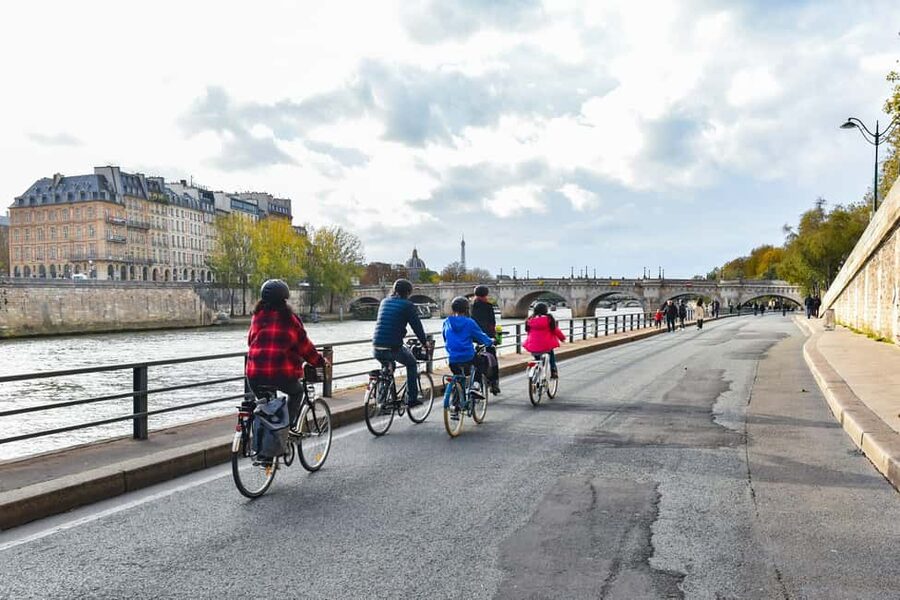 Paris: Guided Bike Tour of Must-See Sights - What the guide adds to the ride