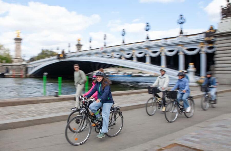 Paris: Guided Bike Tour of Must-See Sights - Who should book this Paris bike tour?