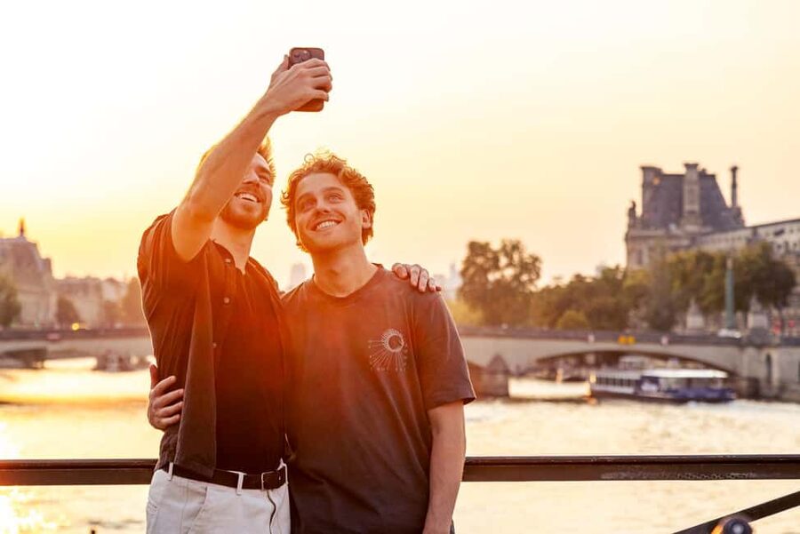 Paris: Night Small-Group Bike Tour & Boat Cruise - The one-hour Seine cruise