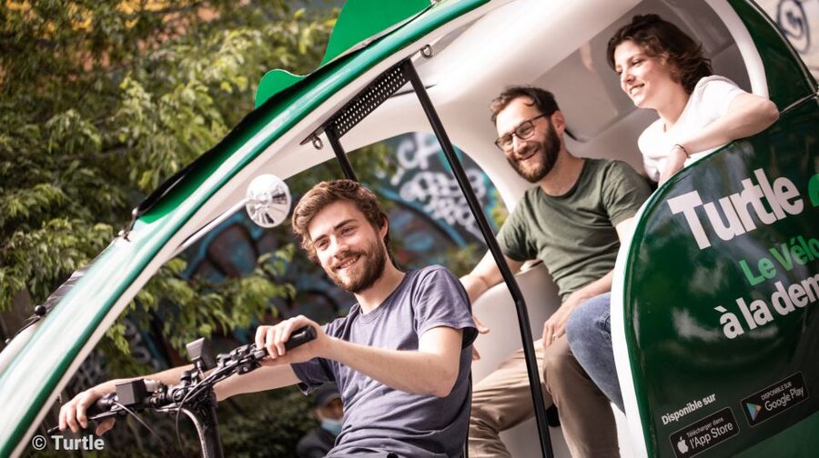 Paris: Private guided tour in Rickshaw bike - Gustave Eiffel - Arc de Triomphe and Champs-Élysées