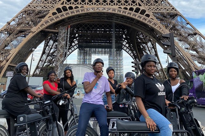 Paris Sightseeing Family Friendly Guided Electric Bike Tour - Crossing the Seine near the Île de la Cité