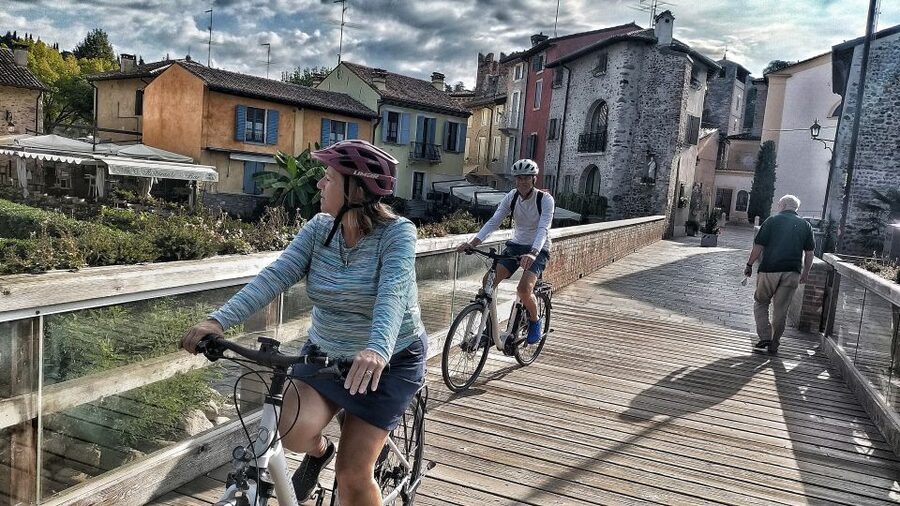 Peschiera del Garda: Lake Garda & Borghetto E-Bike Tour - Vineyards, Olive Groves, and Rolling Hills