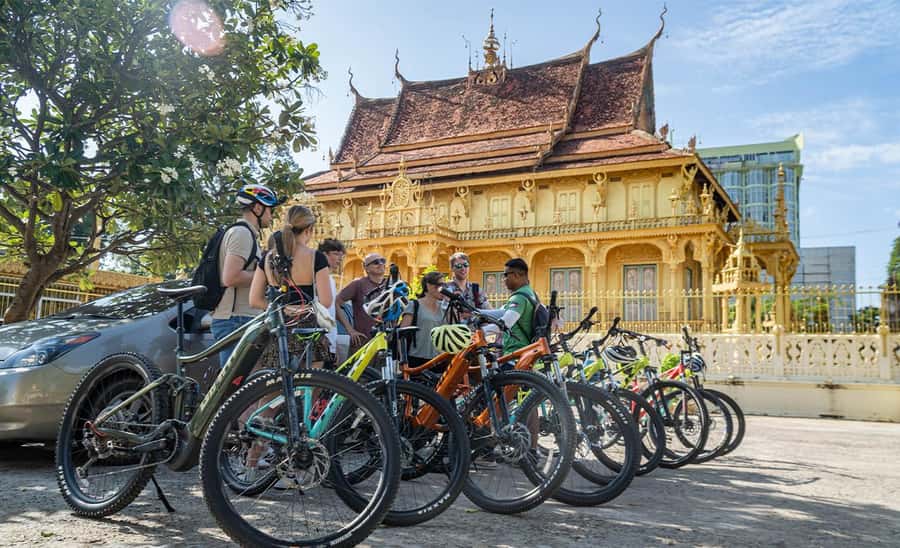 Phnom Penh: Mekong Islands Sunset Bike Tour include drinks - Meeting a family that makes dried tofu