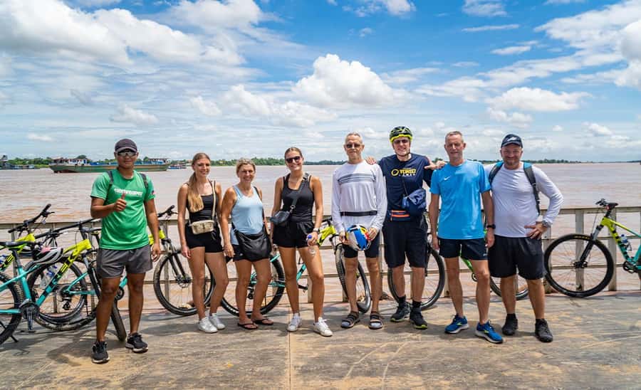 Phnom Penh: Mekong Islands Sunset Bike Tour include drinks - Sunset beside the river