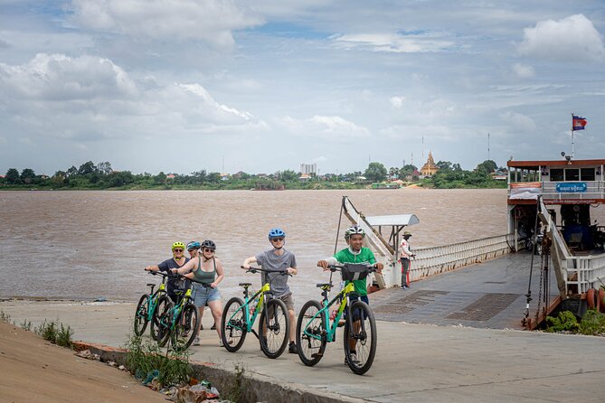 Phnom Penh Silk Island Bike Tour/ E-Bike or Tuk Tuk - Silk weaving and family craft