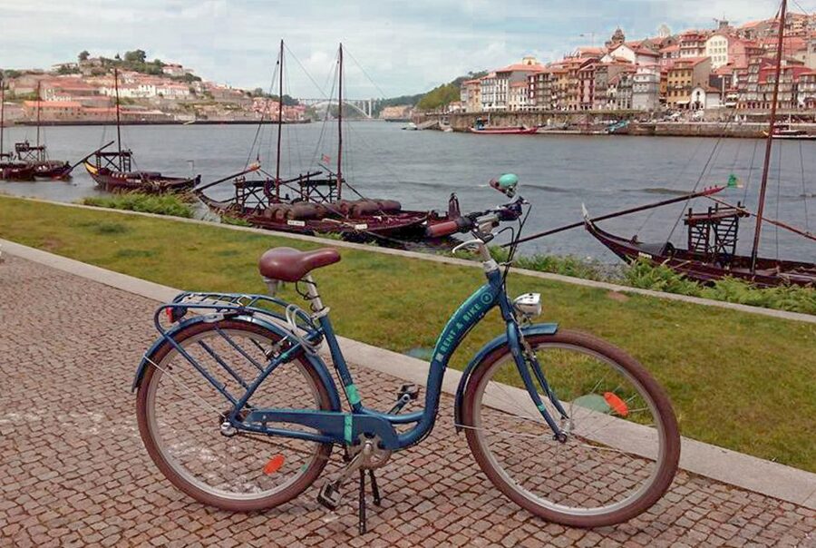 Porto: City Bike Rental - Picking up your bike in Miragaia