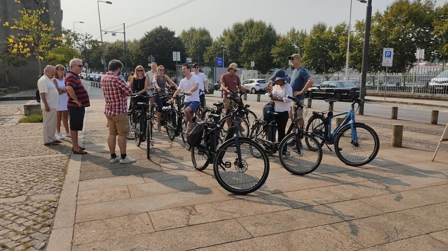 Porto: Historic e-Bike Tour with a guide - What the guide adds to the experience