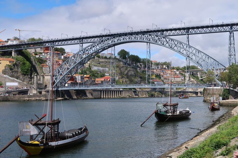 Porto: Self-Guided Bike and Boat Tour with Port Wine Tasting - The Gaia port cellar and two tastings