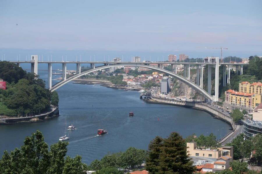 Porto: Self-Guided Bike and Boat Tour with Port Wine Tasting - Crossing the Dom Luis I Bridge into Gaia