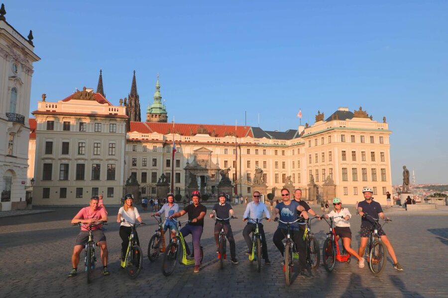 Prague: E-Bike/E-Scooter Viewpoint Tour - A break at Prague Castle