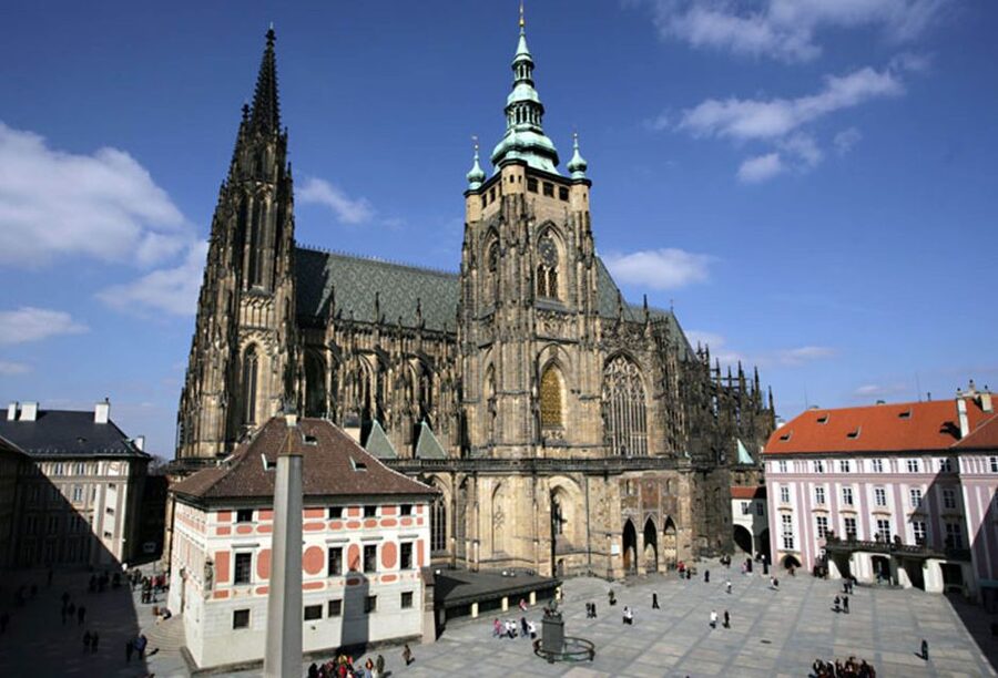 Prague: Stunning Viewpoints, Castle, City & Park Bike Tour - Guide quality and group feel