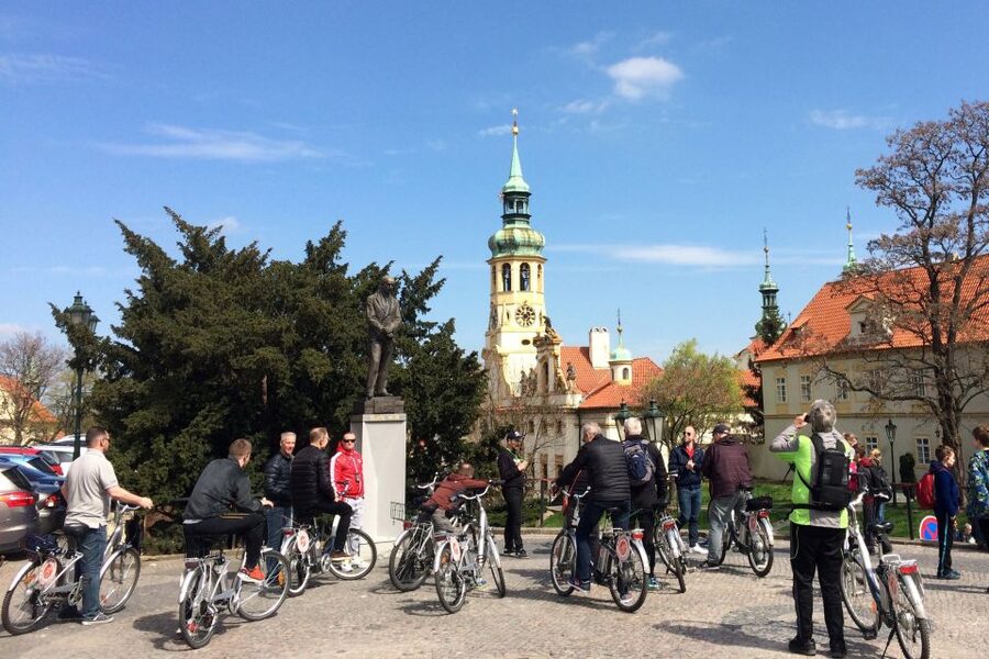 Prague: Stunning Viewpoints, Castle, City & Park E-Bike Tour - A break around Kampa Island
