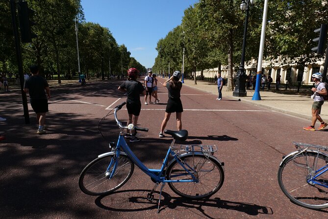 Private Bike or eBike Gold Classic Tour London - Big Ben and Parliament in a short opening burst