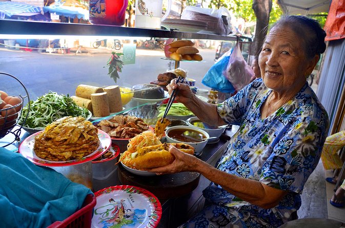 Private Hoi An Evening Food Tastings Tour by Bike - Tra Que Vegetable Village and the private-home meal