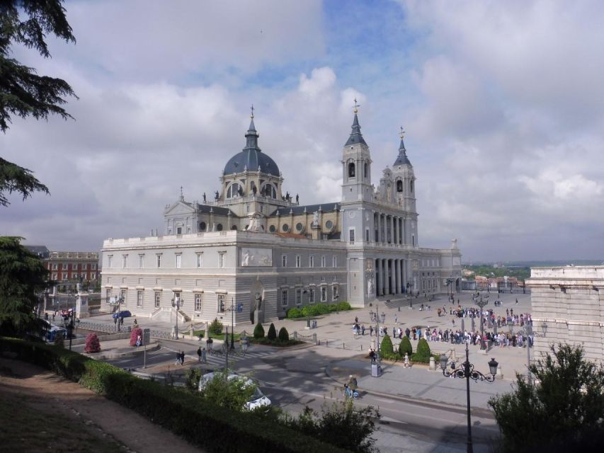 Private Madrid Bike Tour | Exclusive Guided Tour | From 30€ - Seeing Centro Madrid by bicycle