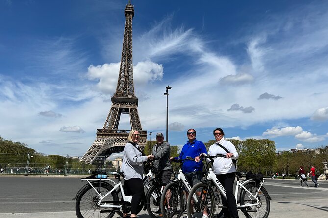 Private Paris E-bike city highlights tour - The Louvre and the route through central Paris