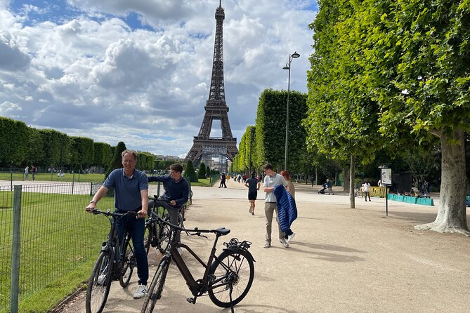 Private Paris E-bike city highlights tour - Champs-Elysées and the Arc de Triomphe