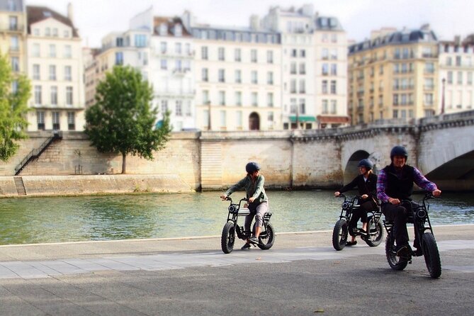 Private Paris electric bike ride with video - Photos, video, and the personal guide