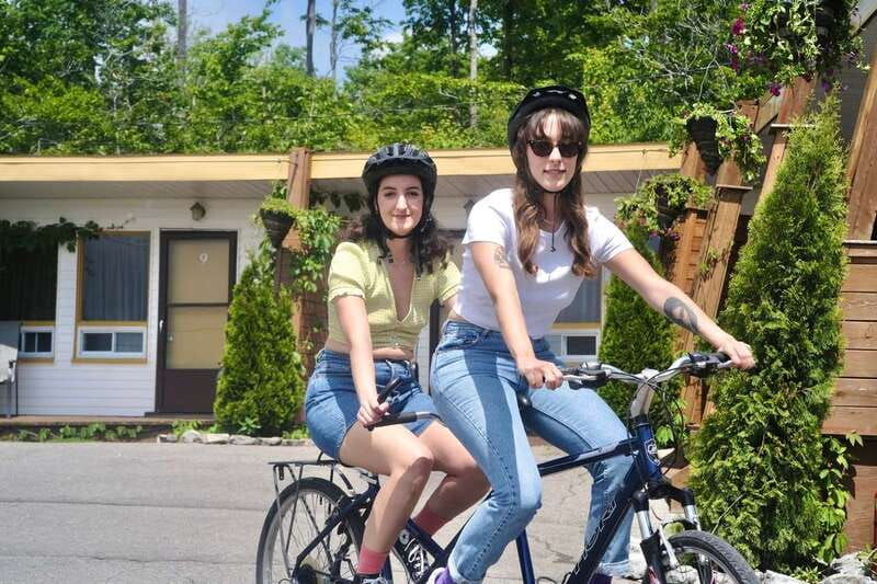 Quebec City - Tandem Bike Rental on Ile d'Orléans - Learning the rhythm of a tandem bike