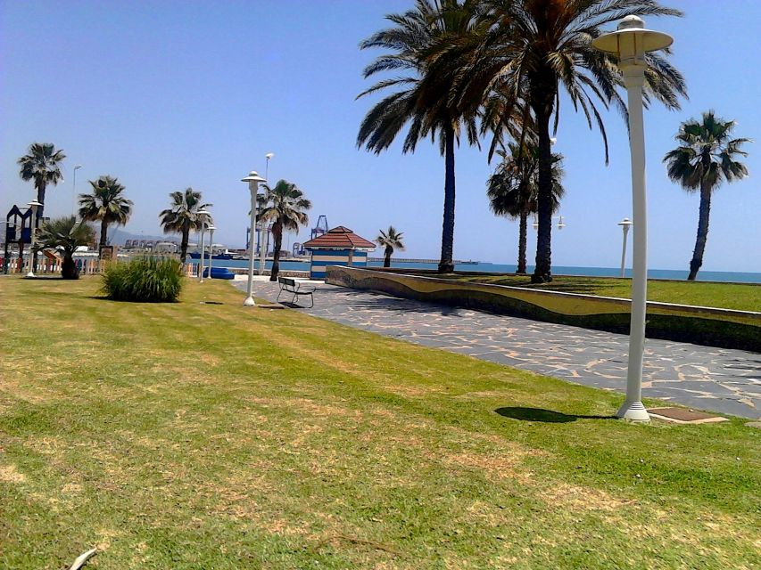 Rent a bike in Malaga - Along the promenade for a longer ride