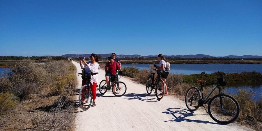 Ria Formosa: Guided Bike Tour (3h), Início na Quinta do Lago - Faro Island and the coastal stop