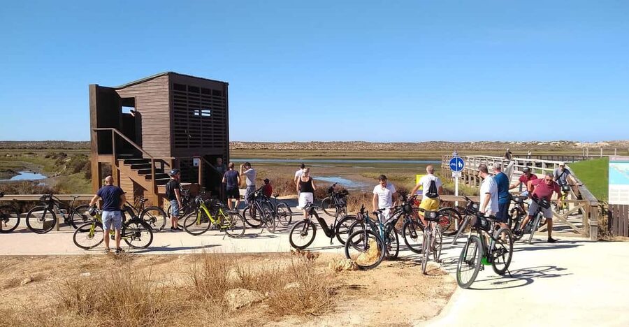 Ria Formosa: Guided Bike Tour (3h), Início na Quinta do Lago - Starting at Quinta do Lago and getting settled