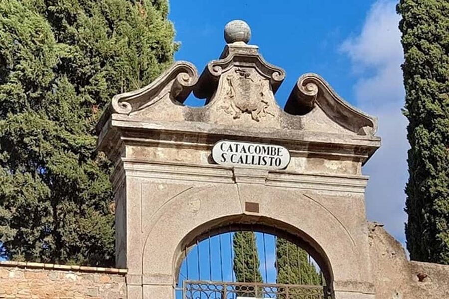 Roma: DELUXE Appian Way Bike Tour, Catacombs Visit & Lunch - Villa dei Quintili and Cecilia Metella show Rome’s wealthy side