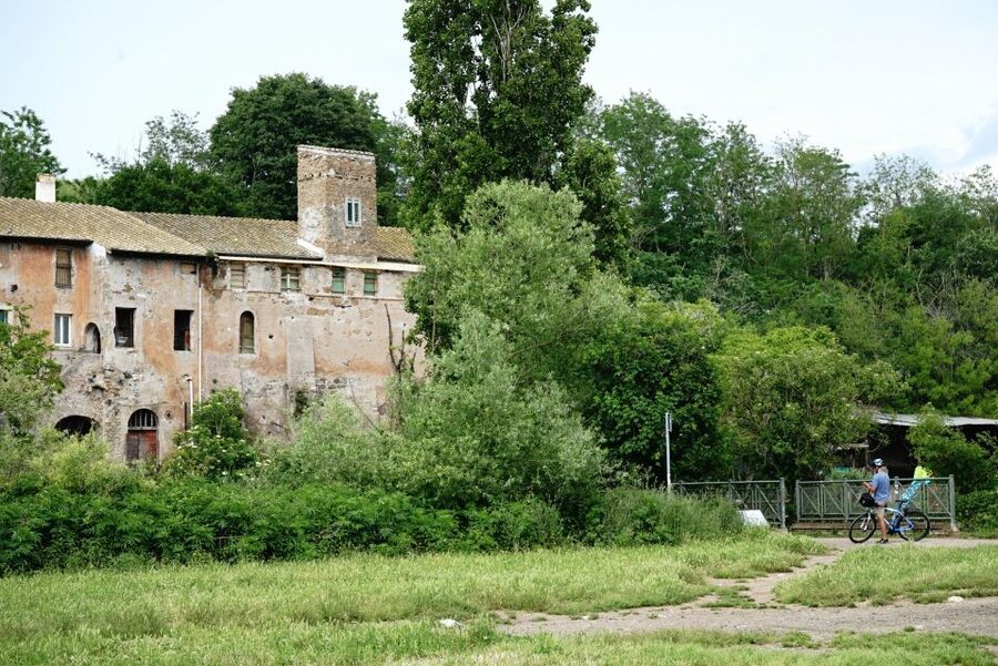 Rome: Appian Way, Catacombs & Roman Aqueducts Top EBike Tour - The catacombs: an underground change of pace