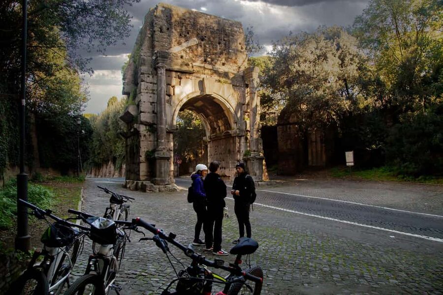 Rome: Appian Way Underground Catacombs Bike Tour with Lunch - Why this route shows you a different Rome