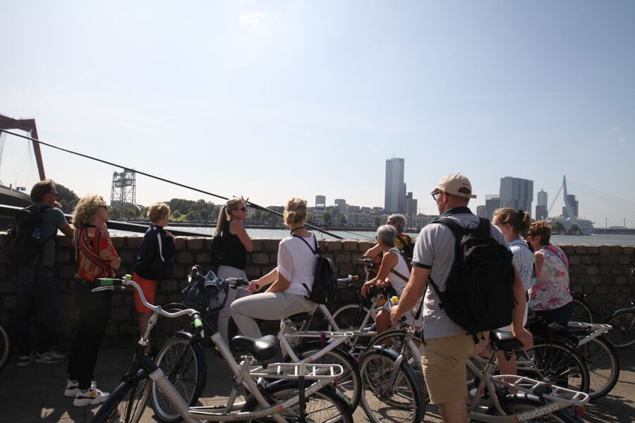 Rotterdam: 2.5-Hour Highlights Bike Tour - English, Dutch, and the importance of checking the booking