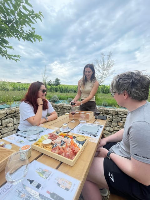 Saint Emilion Wine and Bike Tour - The first château and the vineyard picnic