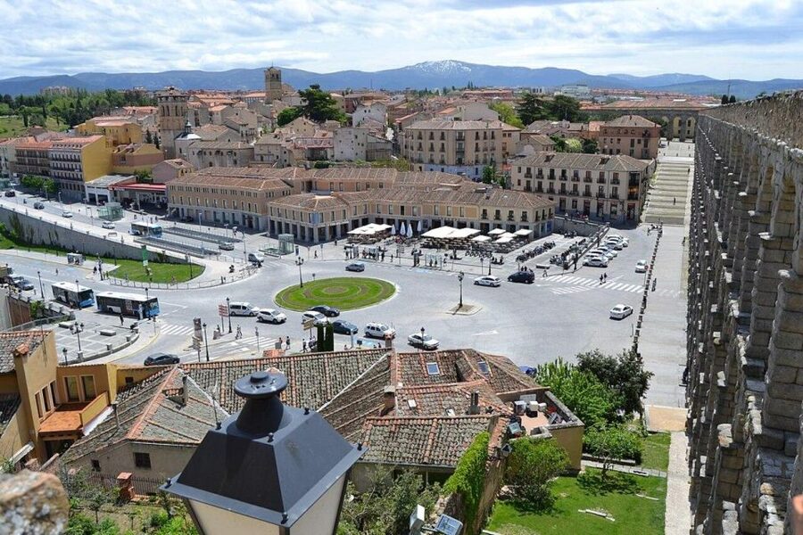 Segovia: guided route on an electric bicycle (ebike) - What the guide adds