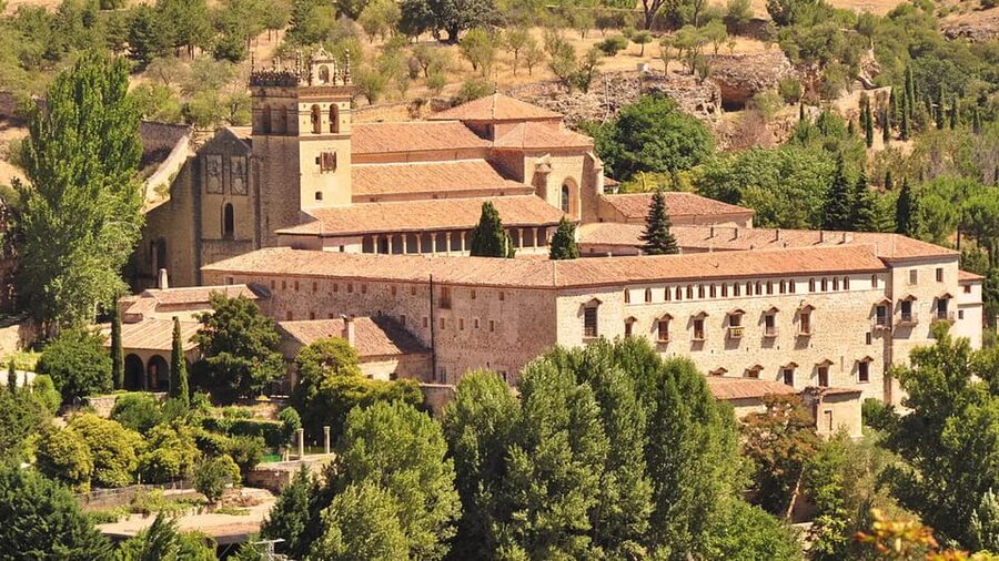 Segovia: guided route on an electric bicycle (ebike) - The Church of Vera Cruz and the Alcázar view