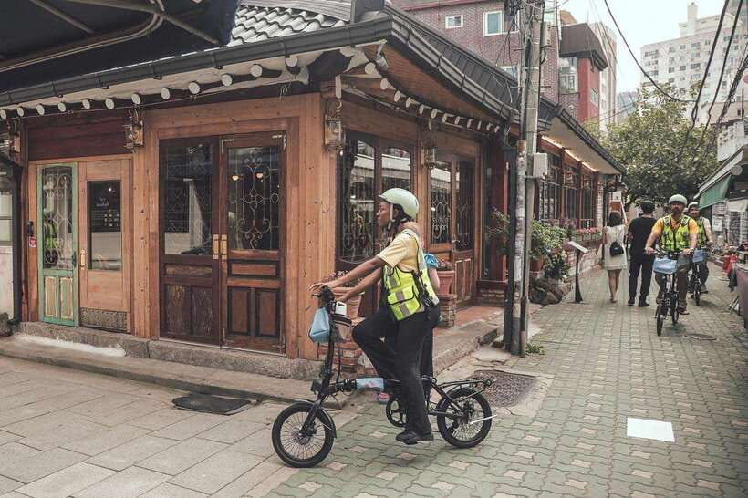 Seoul: Afternoon Ebike tour and "Happy Hour" food and drinks - Ikseon-dong’s narrow lanes and sweet stop