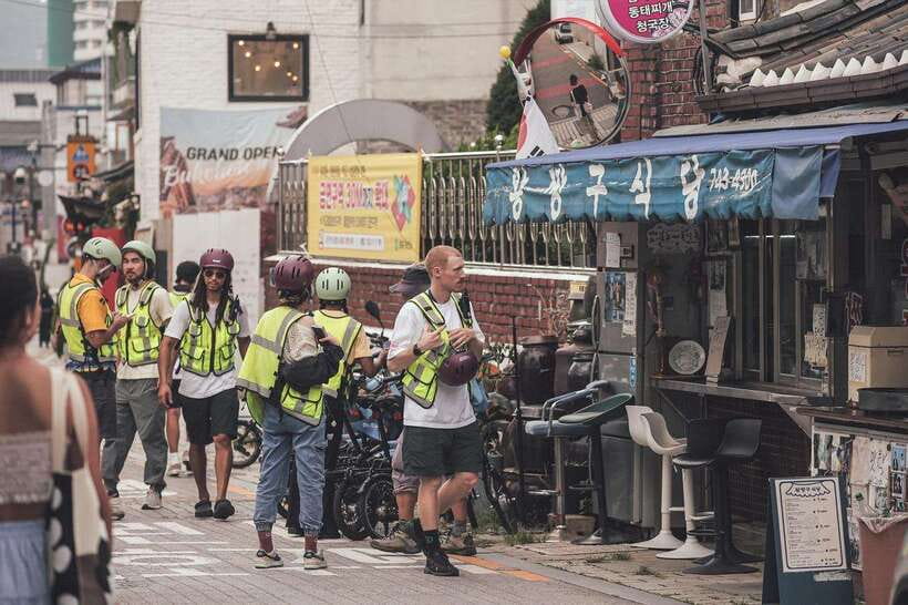 Seoul: Afternoon Ebike tour and "Happy Hour" food and drinks - Insadong Culture Street and the final historical thread