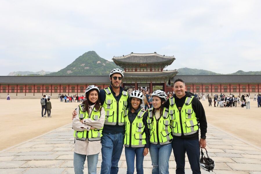 Seoul: City Highlights eBike Tour - Jogyesa Temple and a final local stop