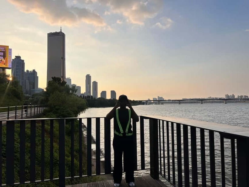 Seoul: Han River Sunset Bike Tour with Rainbow Fountain Show - Key points at a glance