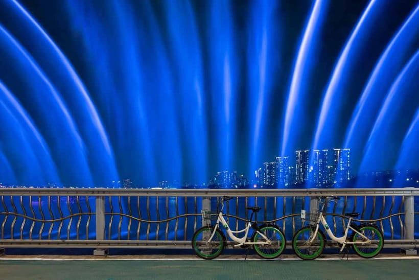 Seoul: Han River Sunset Bike Tour with Rainbow Fountain Show - Crossing Jamsu Bridge after dark