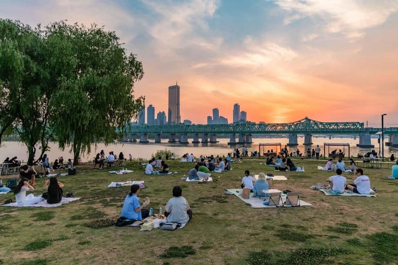 Seoul: Han River Sunset Bike Tour with Rainbow Fountain Show - Nodeul Island, a quieter stop with broad views