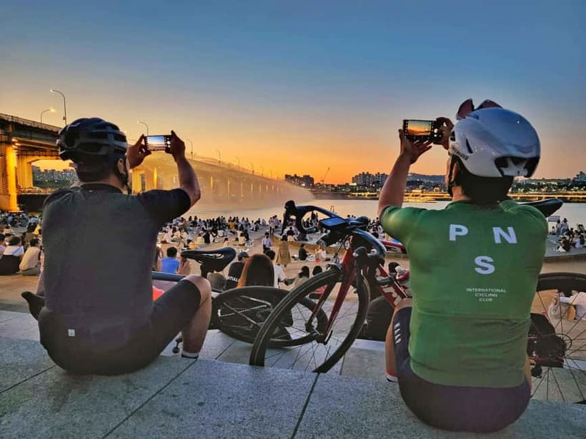 Seoul: Han River Sunset Bike Tour with Rainbow Fountain Show - Weather, timing, and practical advice
