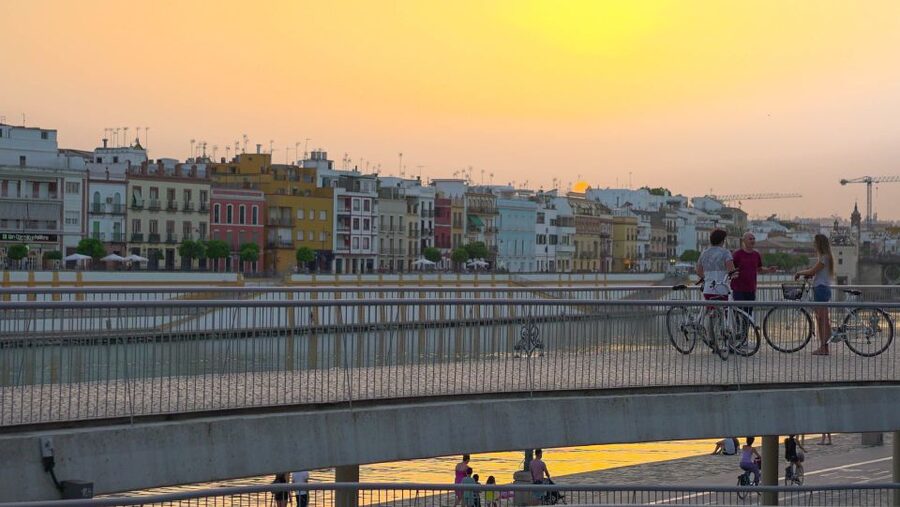 Seville: Guided Sunset Bike Tour - From Torre del Oro to the Plaza de Toros
