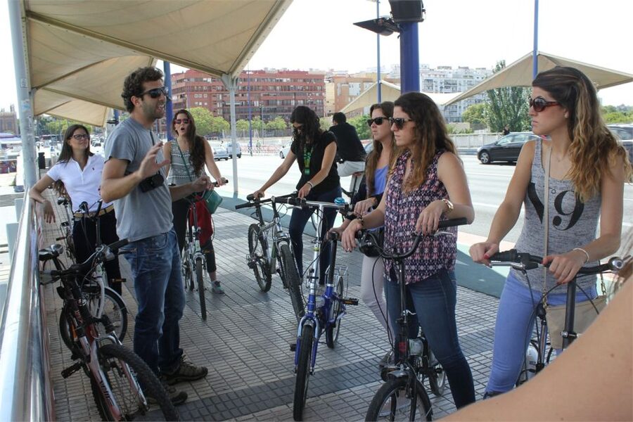 Seville: Highlights Bike Tour with Local Guide - How the guide affects the experience
