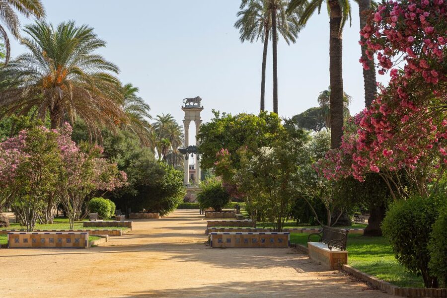 Seville: Relaxing City Bike Tour with a Tour Guide - María Luisa Park and the tiled Plaza de España