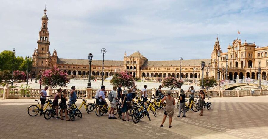 Seville: Relaxing City Bike Tour with a Tour Guide - Orange trees and palms in the Jardines de Murillo