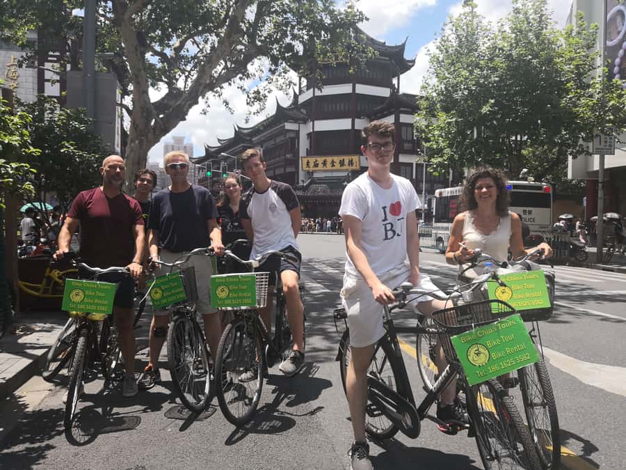 Shanghai Must-See and Foodie Test Bike Tour( Day & Night) - Guides make the difference