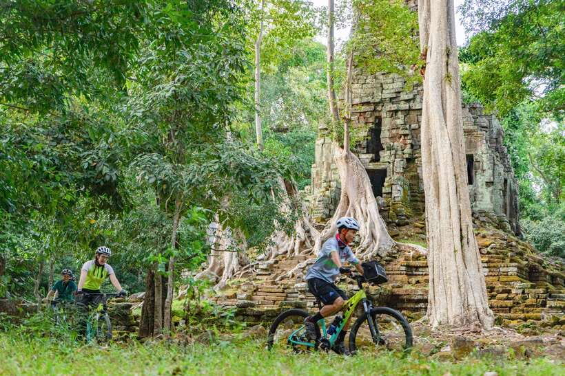 Siem Reap: Angkor Sunset Bike & Boat Tour /E-Bike Available - Rice fields, buffalo, and family farms